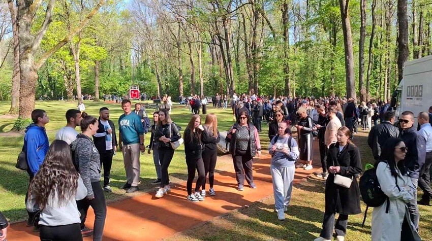 DAN ŽALOSTI - GRAĐANI IZ SVIH KRAJEVA STIGLI U DONJU GRADINU